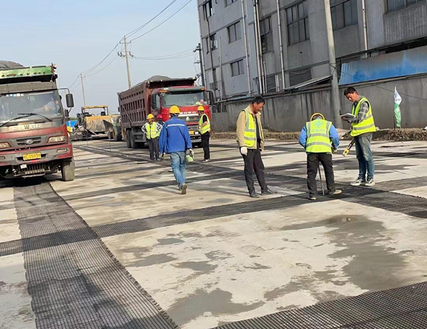 千家镇老材料的新故事：玻璃纤维土工格栅如何在‘白改黑’浪潮中重获新生？